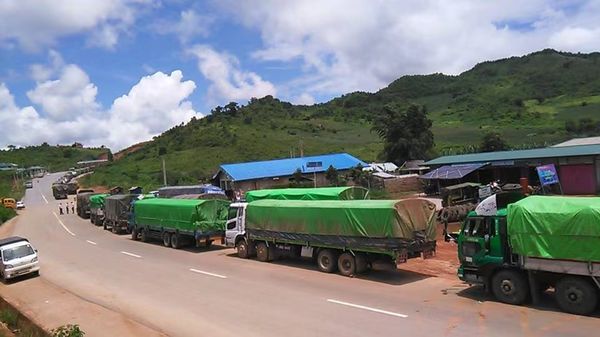 金三角缅中边贸区每天与中国进行进出口贸易的货车有50多辆