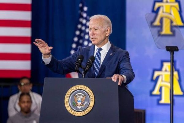 “这不是笑话”，拜登说完对比了美中……