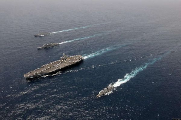 美国带着镣铐与中国决斗？解放军三艘战舰驰援航母，气势力压美军