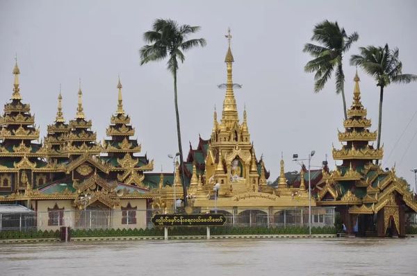 雨季季节仰光省一水中佛塔游客人数仍是络绎不绝
