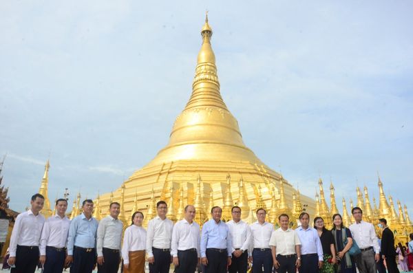 东盟特使前往大金塔礼佛并捐款