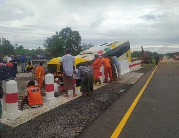 仰光-曼德勒高速公路一辆客运大巴发生车祸