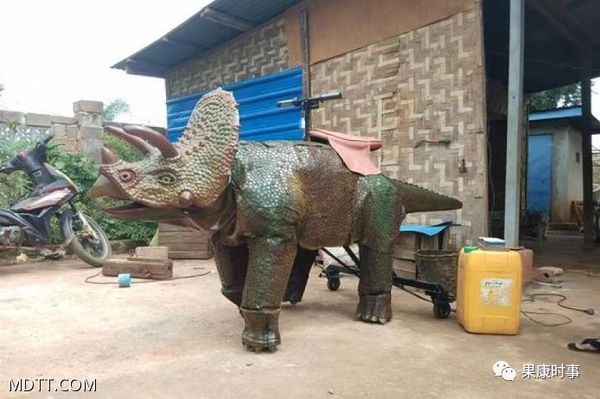 缅甸制造使用电池可行走两小时以上的恐龙机器人