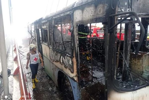 一辆 YBS 公交车在永盛镇昂泽亚大桥上起火