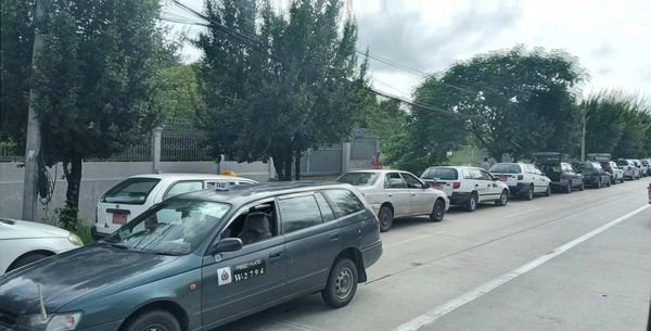 缅甸压缩天然气断供致民众排长队等候