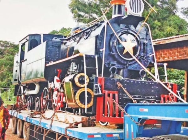 掸邦南部格劳火车站上将展示历史遗产的机车与客车列车