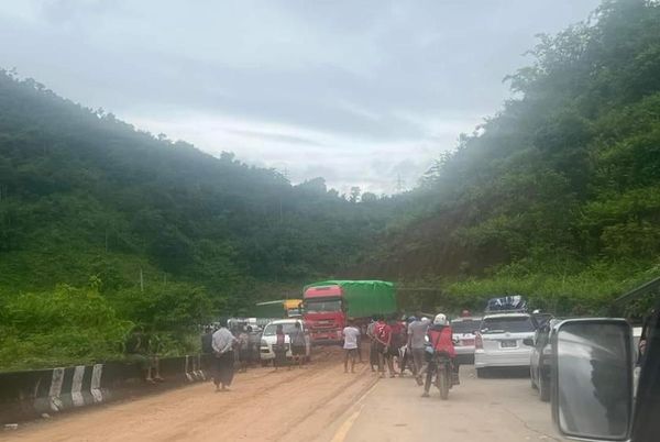 妙瓦底亚洲大道发生山体滑坡