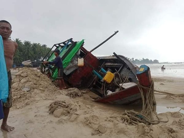 丹兑镇额不里市的房屋及渔船遭暴风破坏