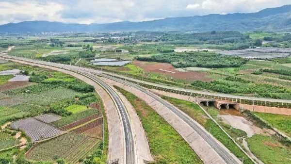 中老铁路在8个月内运送了上百万吨的货物