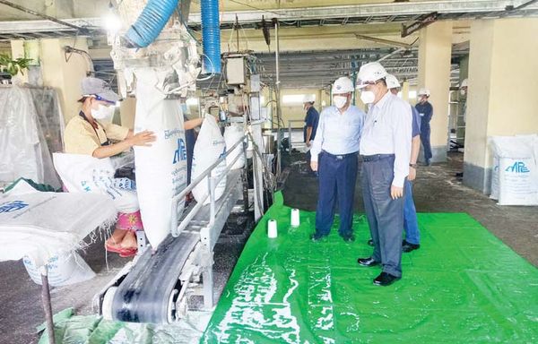 伊洛瓦底省内的甘基道化肥工厂将生产尿素肥料提供给农民们