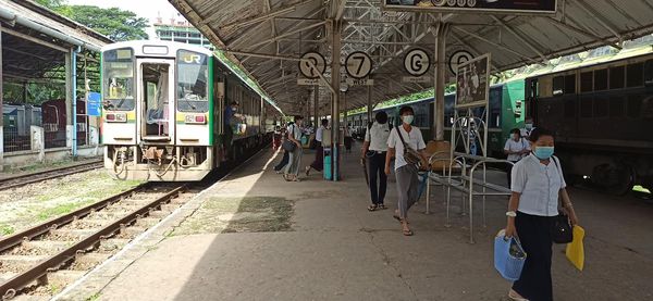 仰光环城列车每天运行5次但乘客稀少