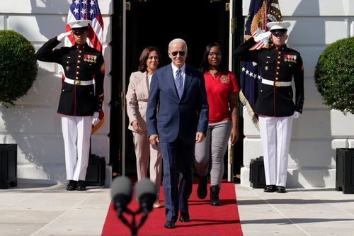 股市在暴跌，白宫在庆祝......