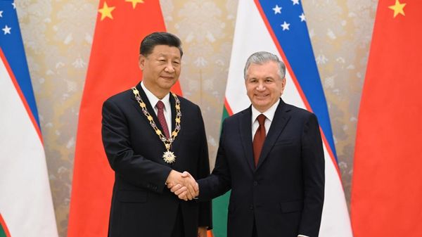 习近平接受乌兹别克斯坦总统米尔济约耶夫授予“最高友谊”勋章