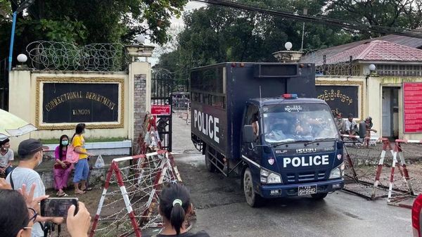 约250名政治犯从仰光永盛监狱转移到达亚瓦底监狱