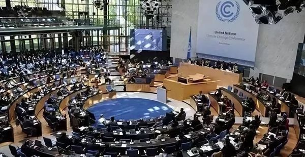 中方代表会场内慷慨陈词，会场外成追捧对象，美国孤立企图已破产