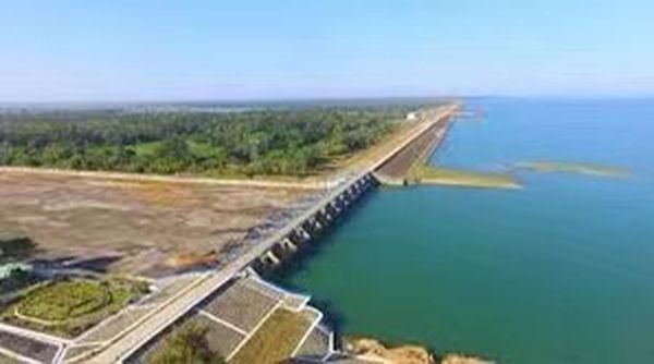 实皆省德班色水坝为雨向日葵农田提供水源