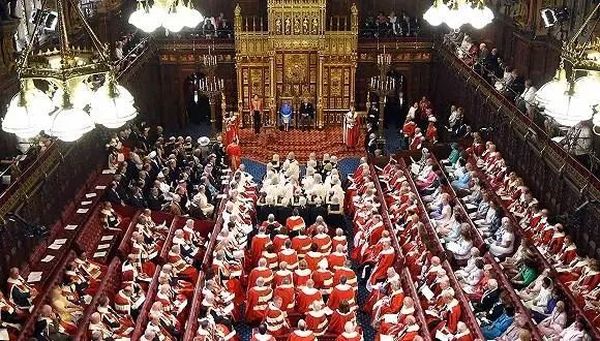 特拉斯同时挑衅中俄，被民众要求下台，或成英国最短命首相