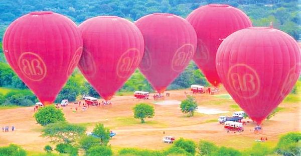 国内外游客们将可乘坐热气球欣赏蒲甘地区的美景