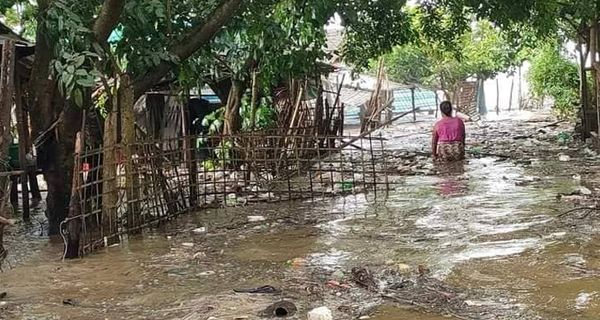 若开邦幸德莫村沿海民房遭飓风破坏