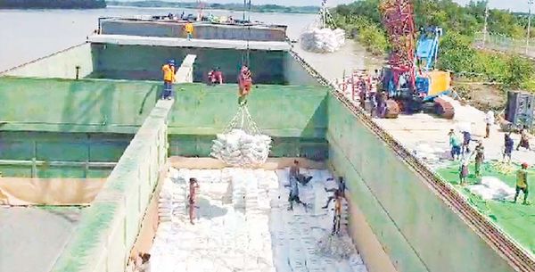 缅甸向孟加拉国出口大米由勃生工业都市港口第一次出口大米