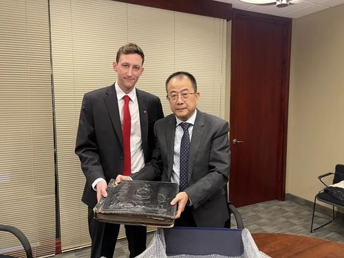 这本旧相册，他正式捐赠给了中方