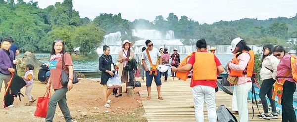 掸邦南部孟速县境内的哈巴瀑布游客逐渐增多起来了