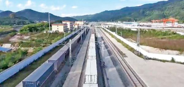 老挝泰国水果第一次直接由火车运转进入中国市场