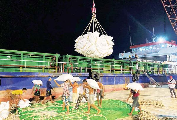 伊洛瓦底省勃生港口直接向孟加拉国出口大米