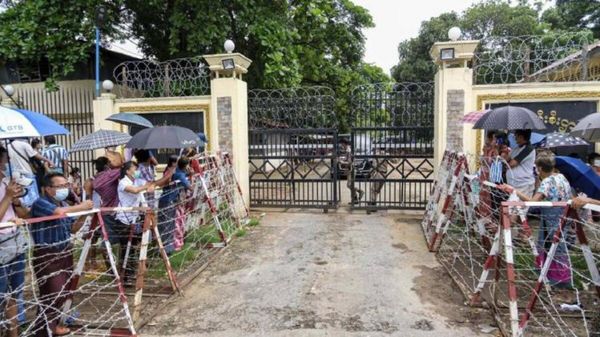 独立节当天近2000名囚犯从永盛监狱获释