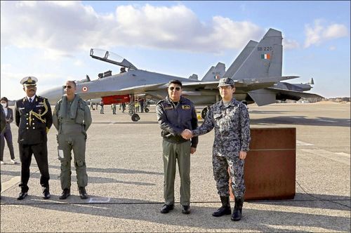 这些日本自卫队员抻着脖子看，背后不简单！