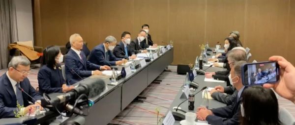 凤凰独家 | 刘鹤：外界感受到“中国又回来了”，中国已经准备好了