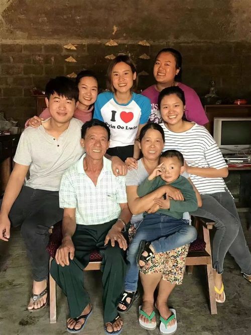 国门前，一个缅甸女孩等待回家