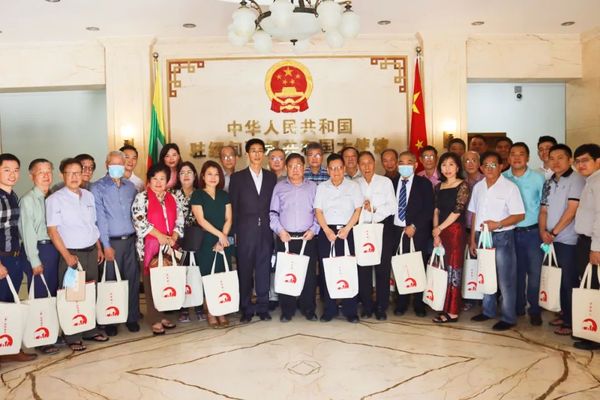 中国驻缅甸使馆向缅华侨胞发放“新春暖心包”