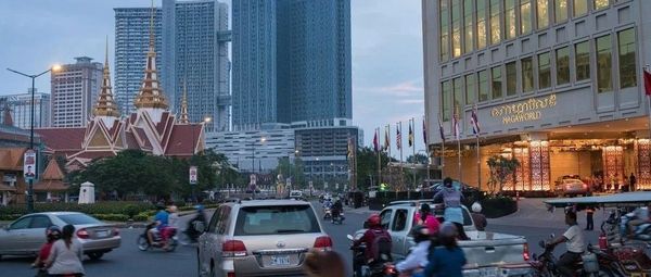 一个事实美元化的国家，为何如此亲华？