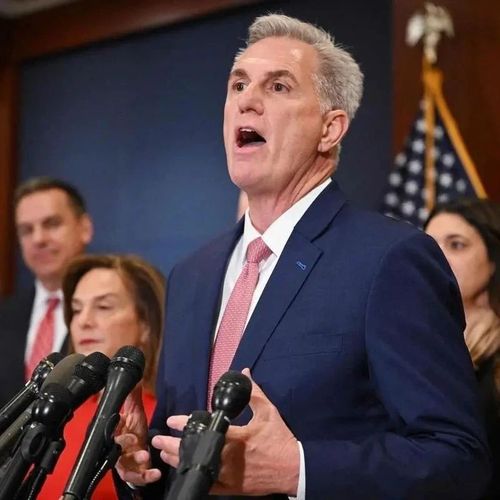 在打压中国的同时，还接连放狠招重创欧盟，美国把世界得罪光了……