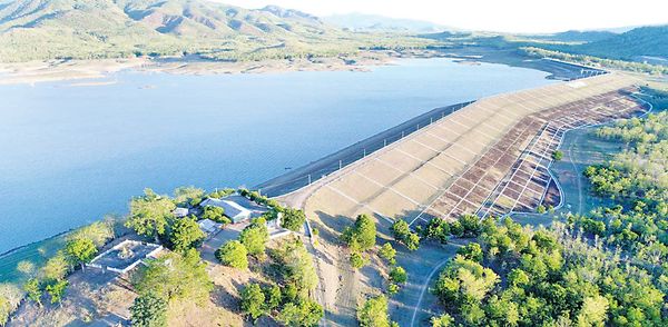 曼德勒省密铁拉县区为种植夏作物由各渠堰水坝提供农业用水