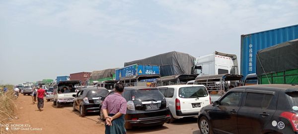 几百辆车被堵在勃固省良卡谢检查站