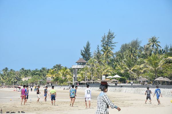 伊洛瓦底省威桑海滩地区在暑假期间日入游客700多人