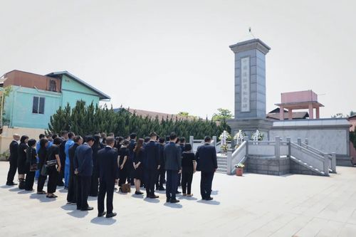 中国驻缅甸使馆举行中国远征军烈士祭扫活动