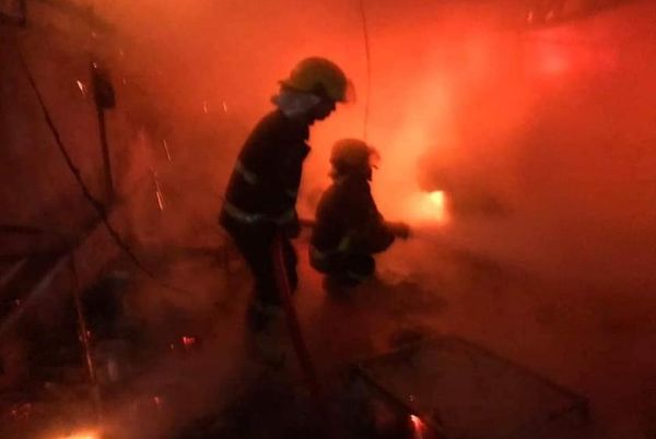 毛淡棉市一仓库因电线短路而起火