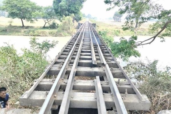 仰光-毛淡棉铁路一货运列车遭炸弹袭击