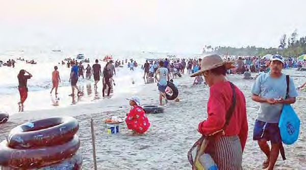 伊洛瓦底省威桑海滩地区泼水节第一天就接待了大量的游客