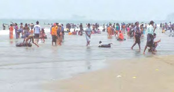 孟邦丹漂扎耶海滩地区泼水节假期游客众多游客