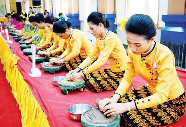 德林达依省区丹老群岛地区举办海岛泼水节