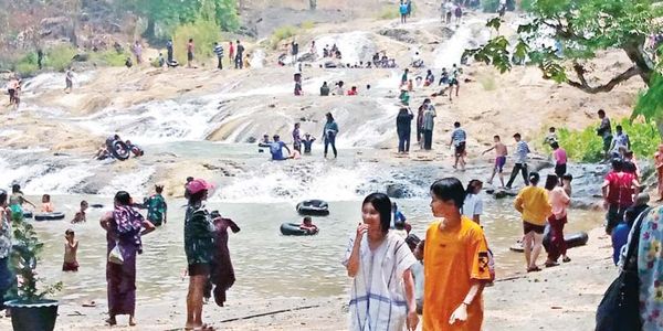 克伦邦新掸村镇区的瀑布旅游人气日渐兴旺