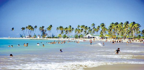 泼水节长假期间进入额布里海滩地区的游客达到15万人之多