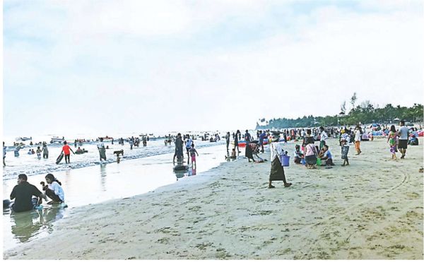 泼水节期间勃生县区内瑞东亚海滩地区接待5.6万多名游客
