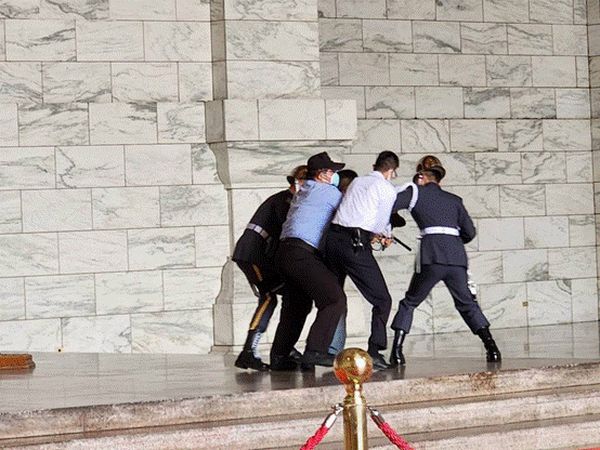 “台独”组织成员突然闯入！又“冲突”了