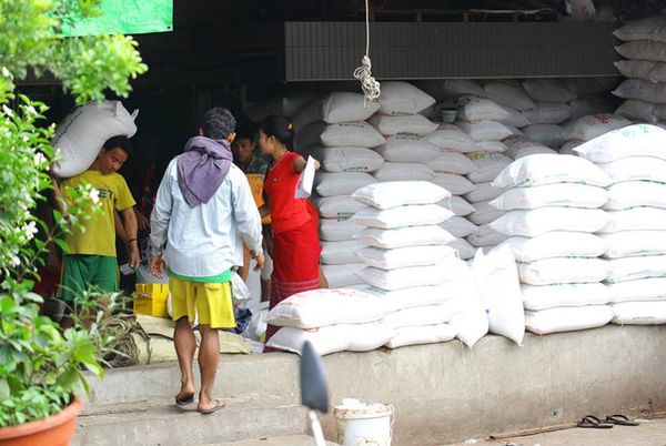 进入仰光的大米减少致使米价微涨交易热络