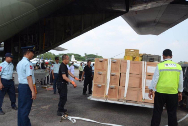 第二批载有东盟捐助救援物资的两架飞机抵达仰光